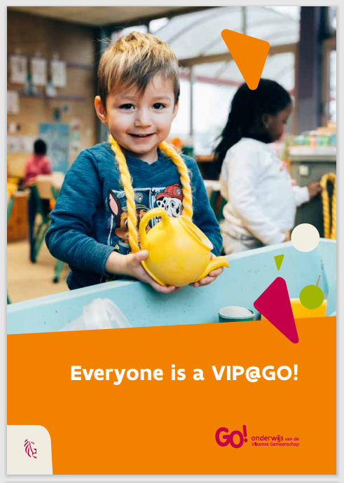 Jong Kind Met Geel Speelgoed En Tekst Everyone Is A VIP@GO! In Een Klaslokaal