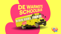 Illustratie van een gele schholbus met het logo van radiozender MNM op een roze-gele achtergrond