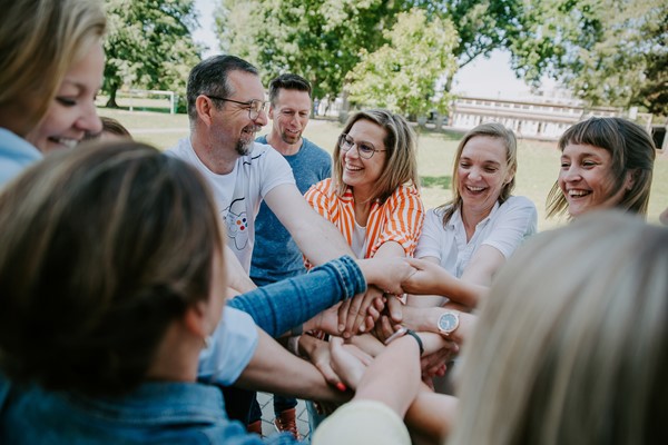 Vele Leerkrachten Met De Handen Bij Elkaar