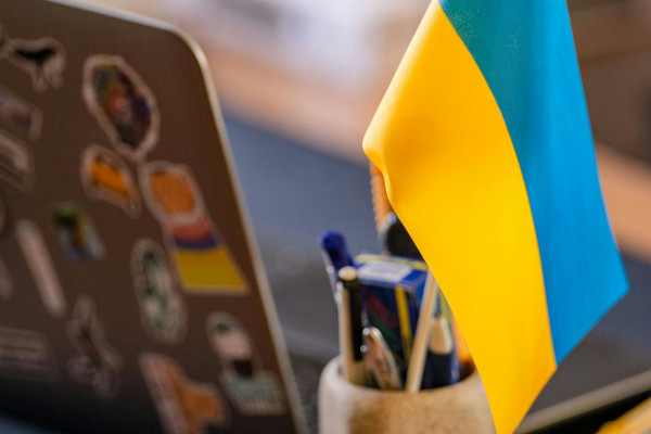 Laptop Met Vlaggetje Ernaast In Kleuren Van Oekraïne