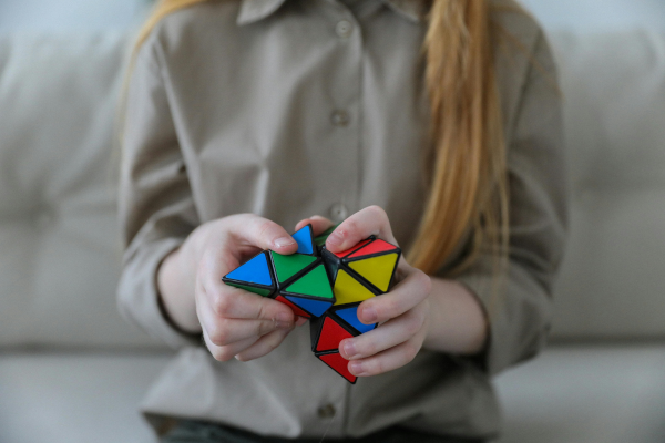 Meisje Met Rubik Piramide Rh