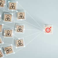 houten blokjes met iconen van mannetjes en een dartsbord op een tafel