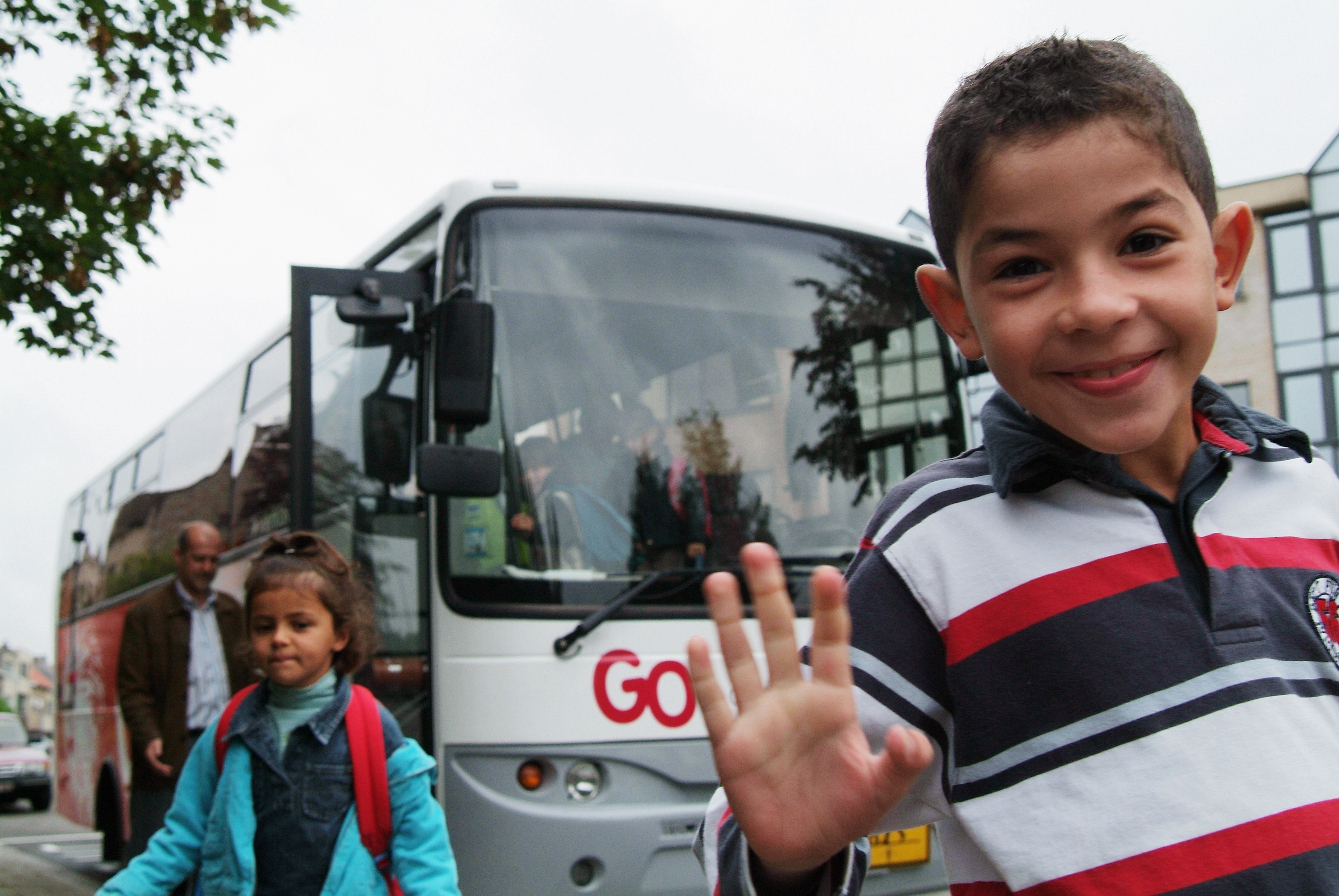 2 Kinderen Op Straat Bus