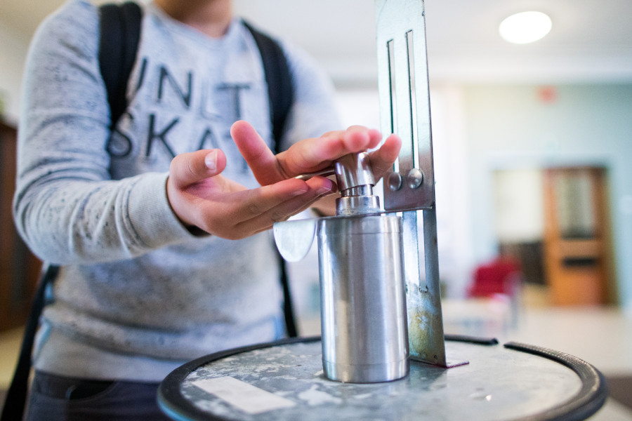 Leerling Ontsmet Handen In Schoollokaal