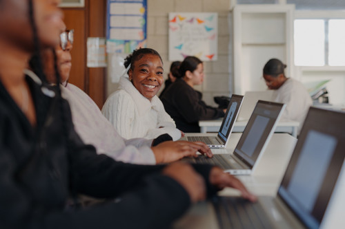 Leerlingen Aan De Laptop In Klas Rh