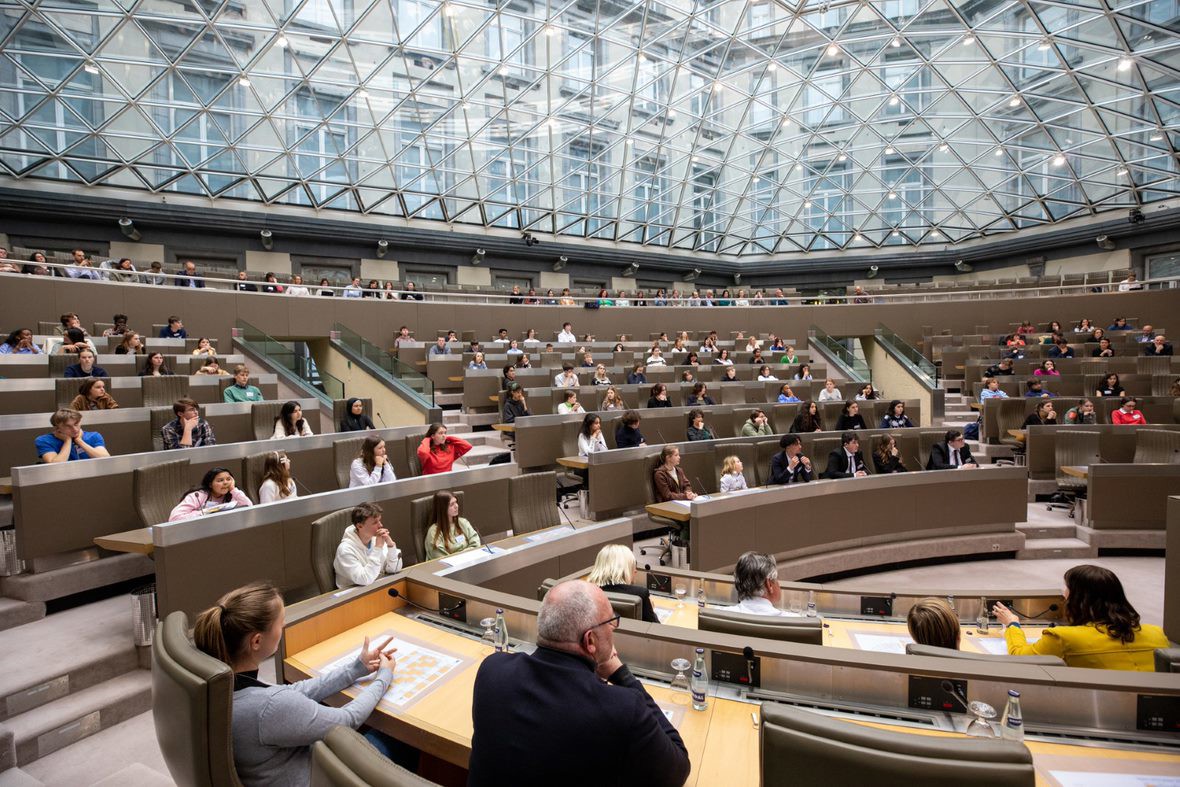 leerlingen in het halfrond van het Vlaams parlement