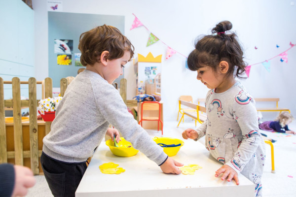 Twee Peuters In Een Klaslokaal Rh