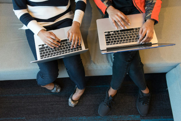 Bovenaanzicht 4 Vrouwenhanden Op 2 Laptops Rh