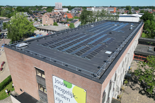 Zonnepanelen op een schoolgebouw_rh 1.png