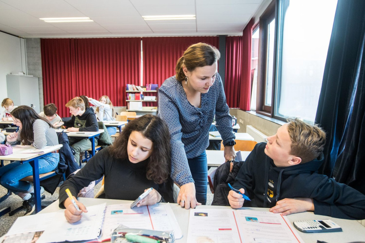 Leerlingen Met Leerkracht In Klas GO! Atheneum Oudenaarde Hr2