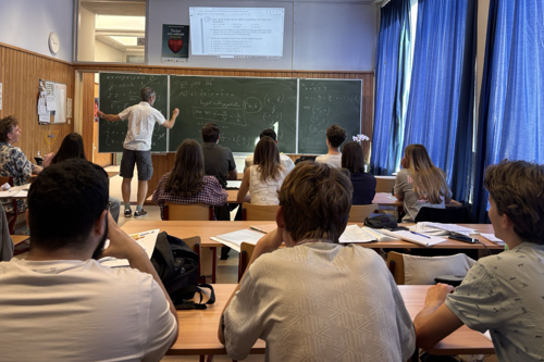 Leraar Vooraan In Zijn Klas 7E Jaar Bijzonder Wetenschappelijke Vorming Rh
