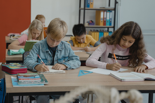 leerlingen aan het schrijven in de klas_rh.png