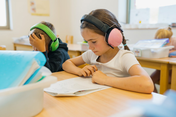 Leerlingen zelfstandig aan het werk in de klas.jpg