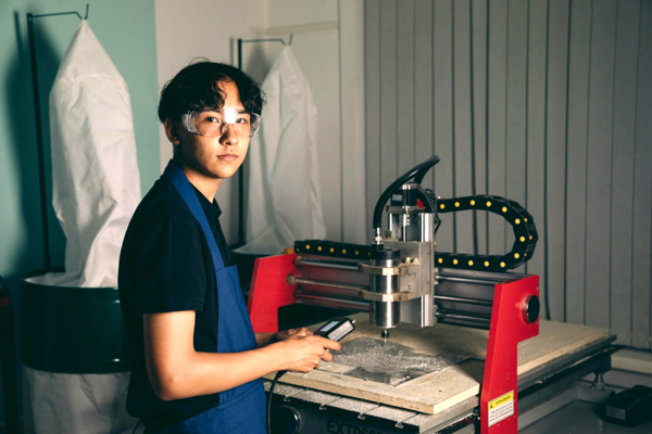 Jonge Man In Atelier Aan Het Werk Rh