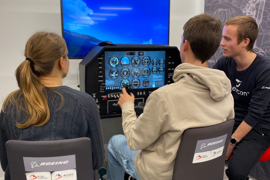 Leerlingen Aan Vluchtsimulator In Newton Room