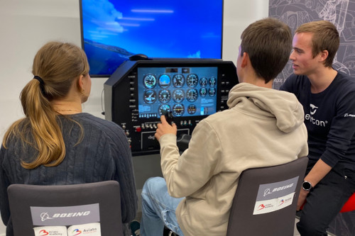 Leerlingen Aan Vluchtsimulator In Newton Room