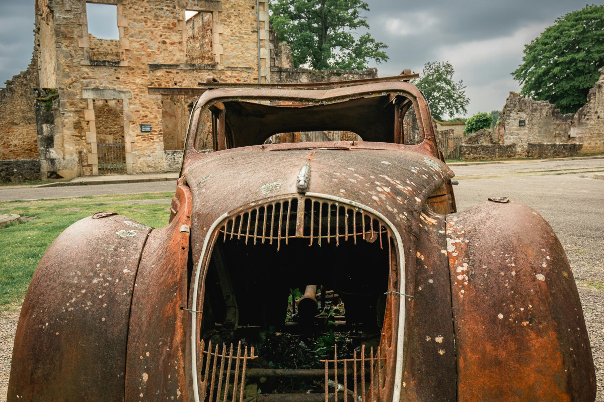 Verroeste Auto Voor De Ruïne Van Een Huis