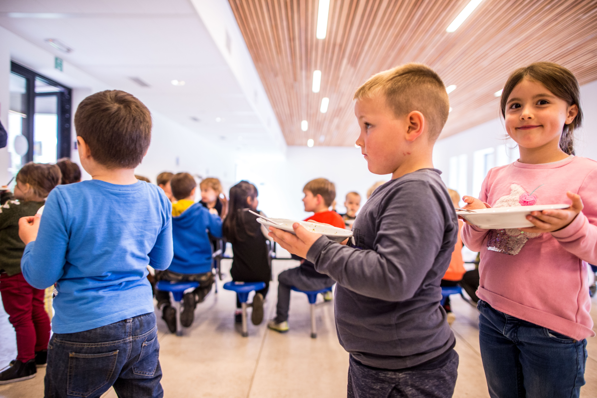 Kinderen In Rij Voor Schoolmaaltijd Rh