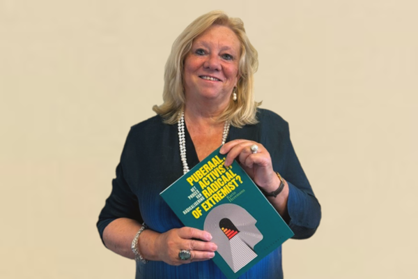 Karin Heremans met haar boek_rh.png