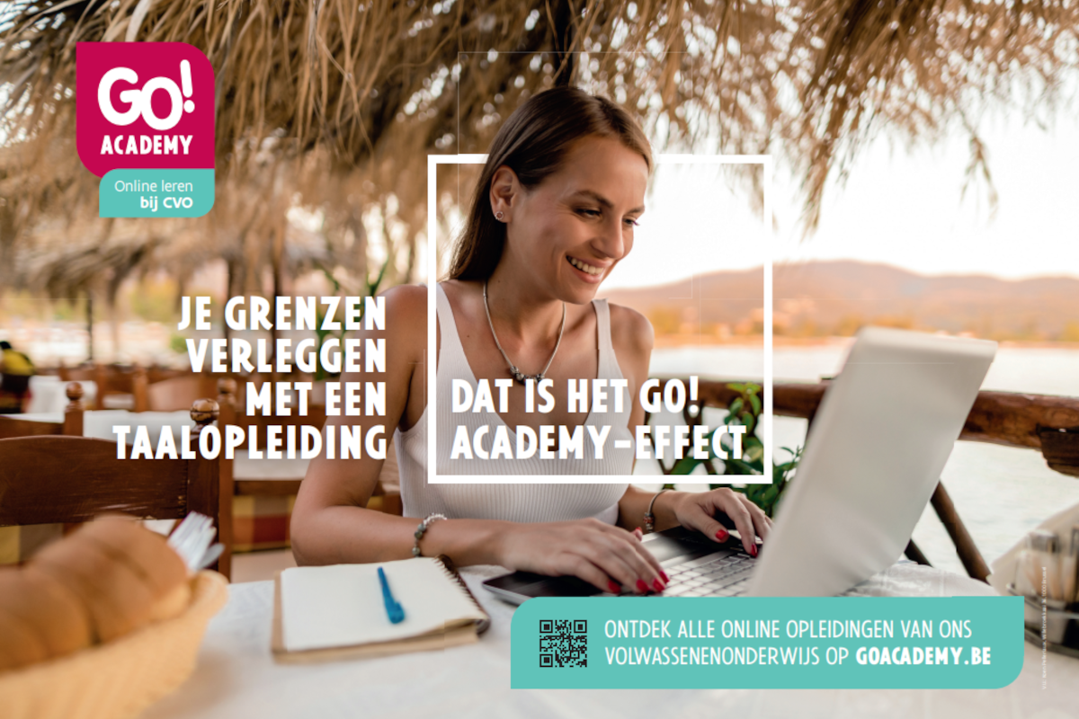 Vrouw Aan Laptop Op Vakantiebestemming Rh