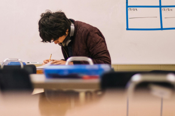 Leerling Geconcentreerd Bezig Op Zijn Werk In Klasruimte Rh