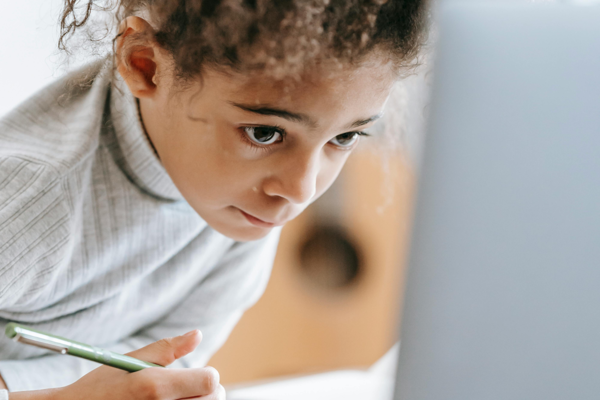 Meisje Geconcentreerd Aan Laptop Rh