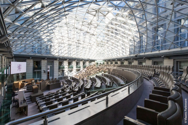 Dezaal van het Vlaams parlement onder de glazen koepel zonder mensen