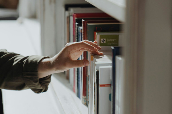 Hand Kiest Een Boek Uit Een Boekenrek Rh