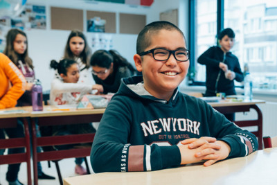 Lachende Jongen In Klas Rh