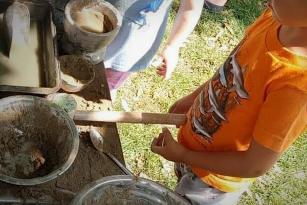 kinderen spelend in de zandbak_rh.png