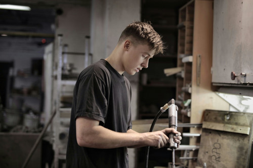 Jongeman Met Boormachine Aan Het Werk Rh