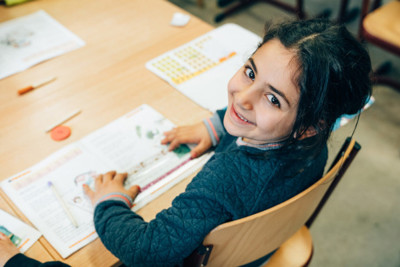 Meisje In Schoolbank Opkijkend Rh