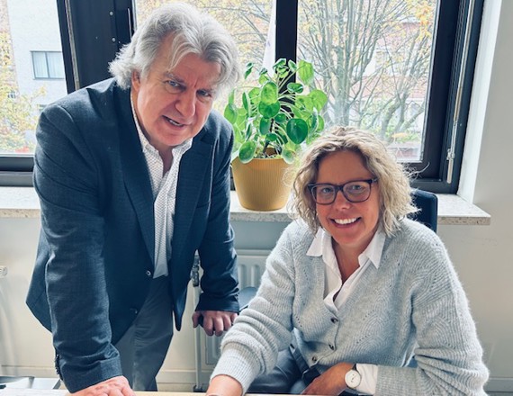 Marijke En Benny In De Lens Kijkend Benny Staand