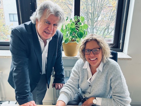 Marijke En Benny In De Lens Kijkend Benny Staand