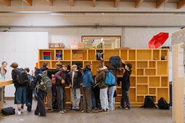 Groep leerlingen in inkomhal school_rh.jpg