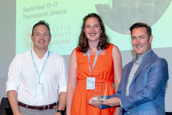 Steven Hendrickx en Nina Steenberghs nemen de award in ontvangst_rh .jpg