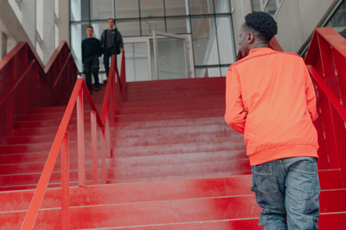 Oudere Leerling Onder Aan Een Trap Van Een Schoolgebouw Rh
