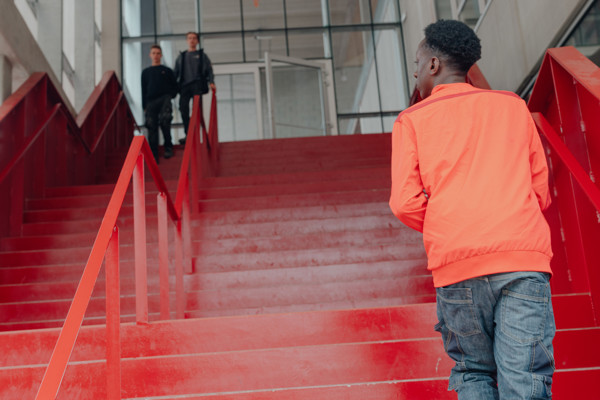 Oudere Leerling Onder Aan Een Trap Van Een Schoolgebouw Rh