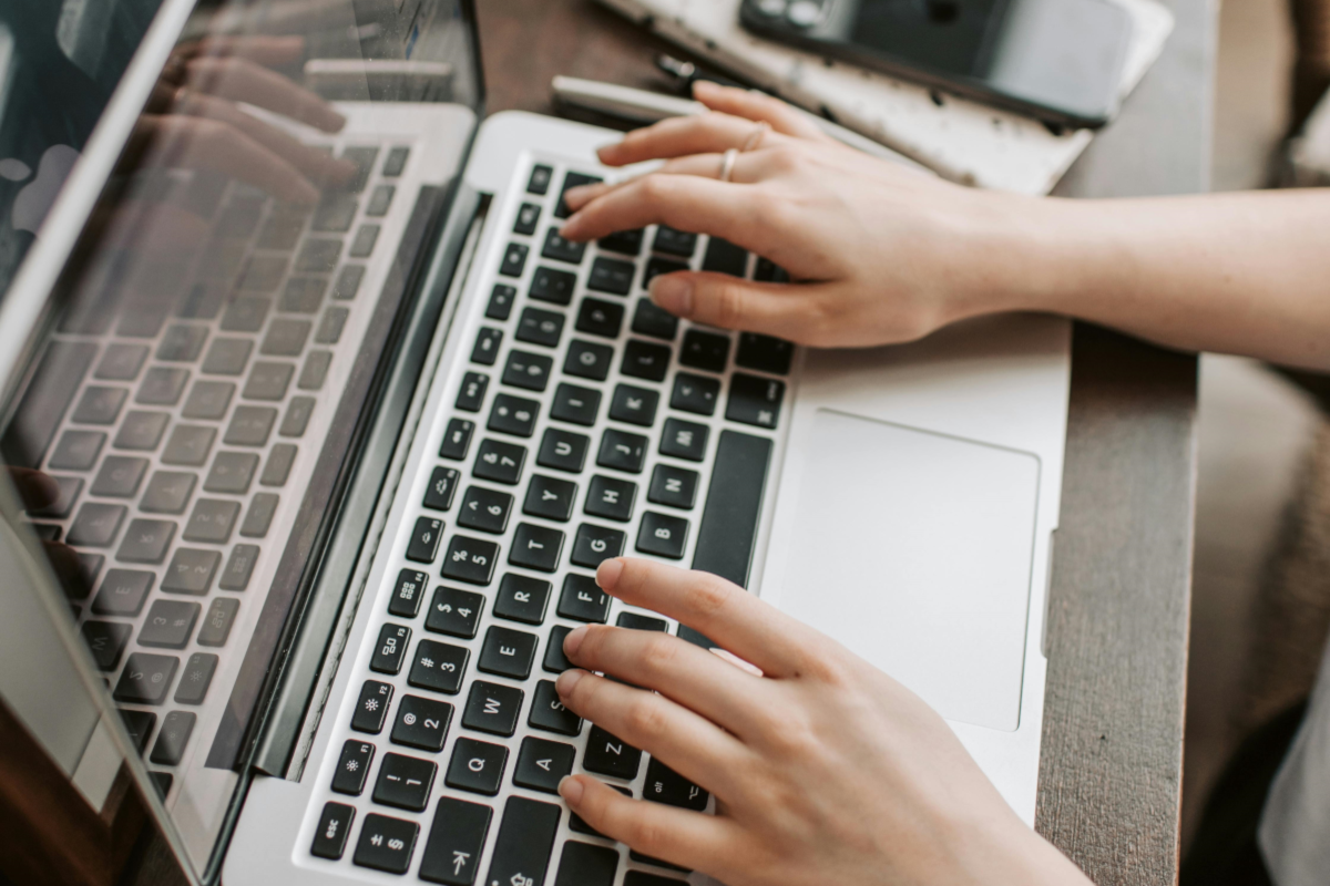 Laptopklavier Met Vrouwenhanden Rh