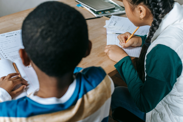 twee kinderen in de klas_rh.png