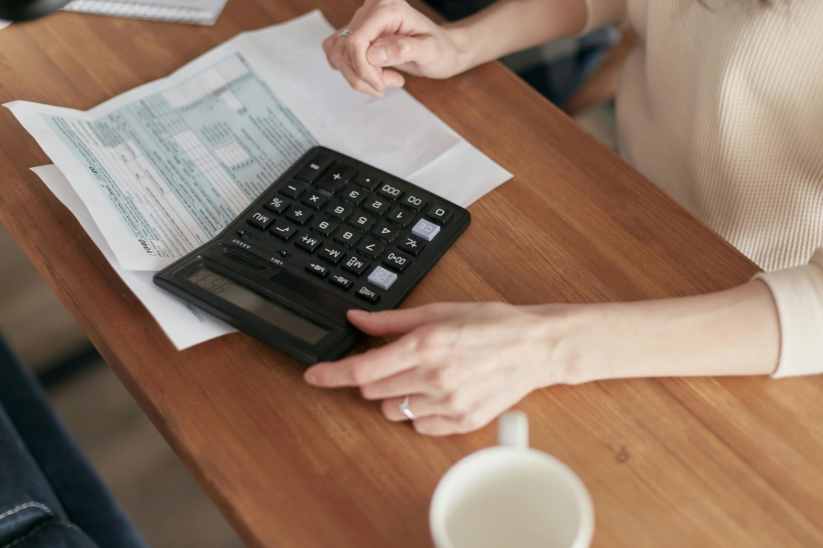 Vrouw Aan Tafel Met Factuur En Rekenmachine