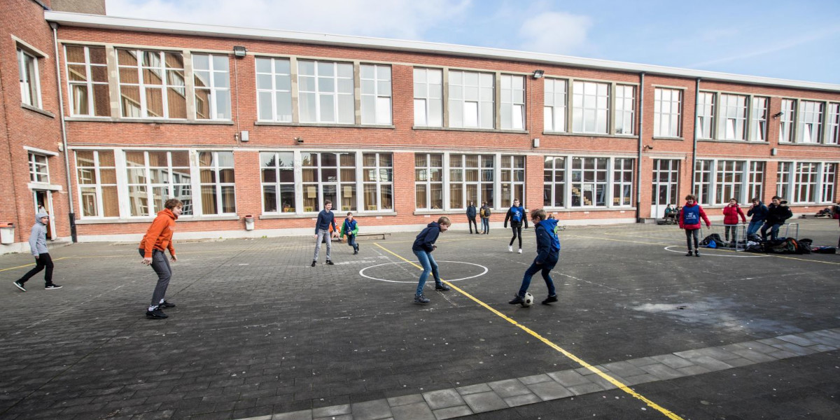 Tieners Die Voetballen Op Een Schoolplein 2