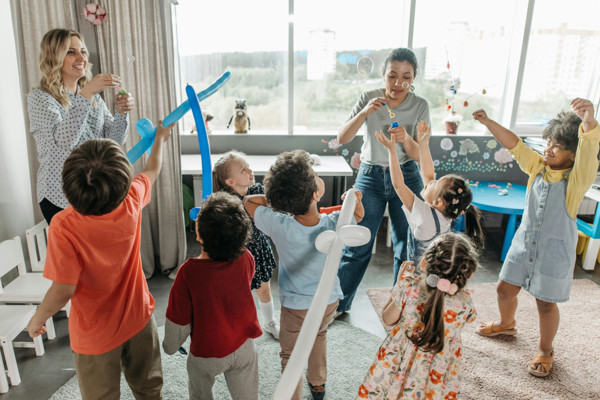 Twee Leerkrachten Bellenblazend Met Een Klas Kinderen Rh