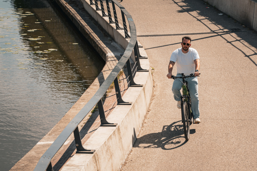 Fietser Langs Het Water Rh