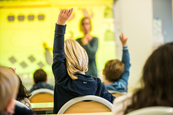 Leerlingen Met Hand In De Lucht In Klas