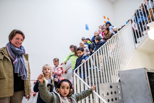 Juf En Haar Klas Komen De Trap Af Rh