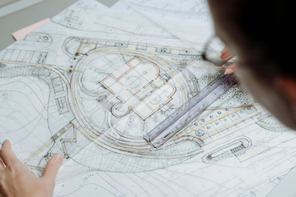 Man Met Bouwplan Voor Zich Rh