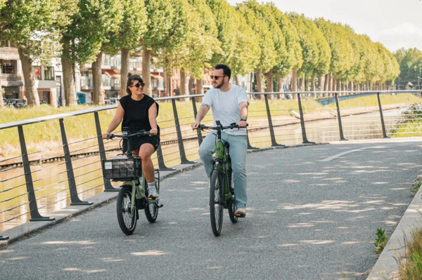 Twee Fietsers Op De Weg Rh