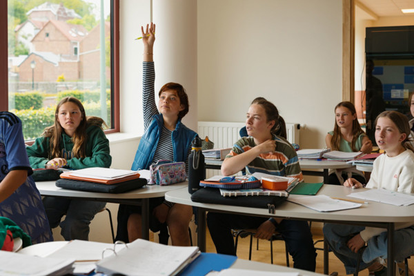 Enkele Leerlingen In Klas Waarvan Een Hand Opsteekt