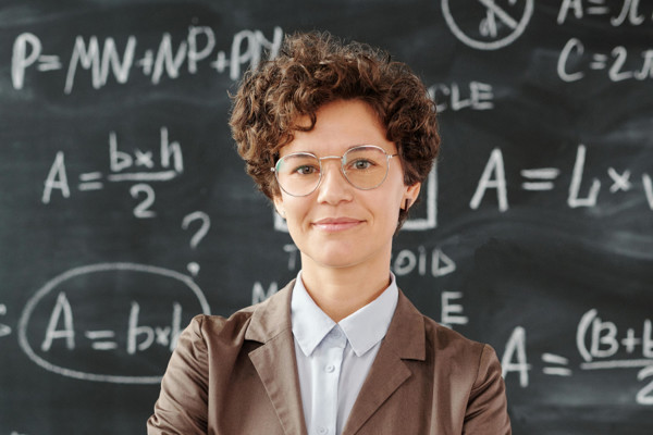 Jonge Leerkracht Voor Schoolbord Rh